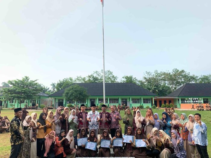 MTsN 4 Sarolangun Beri Penghargaan Siswa Berprestasi di OMI 2025