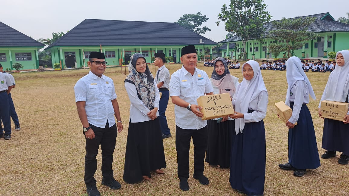Kepala MTsN 4 Sarolangun memberi Reward kepada Wali kelas pada perlombaan penataan dan keindahan kelas, pemberian hadiah lomba Agustus, sekaligus pemberian Al-Qur'an kepada siswa yang Aktif dan kreatif.