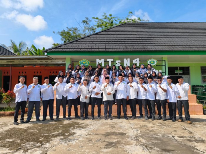 kunjungan kasi Penmad Kemenag Kab. Sarolangun, hari perdana masuk madrasah selepas hari raya idul Fitri