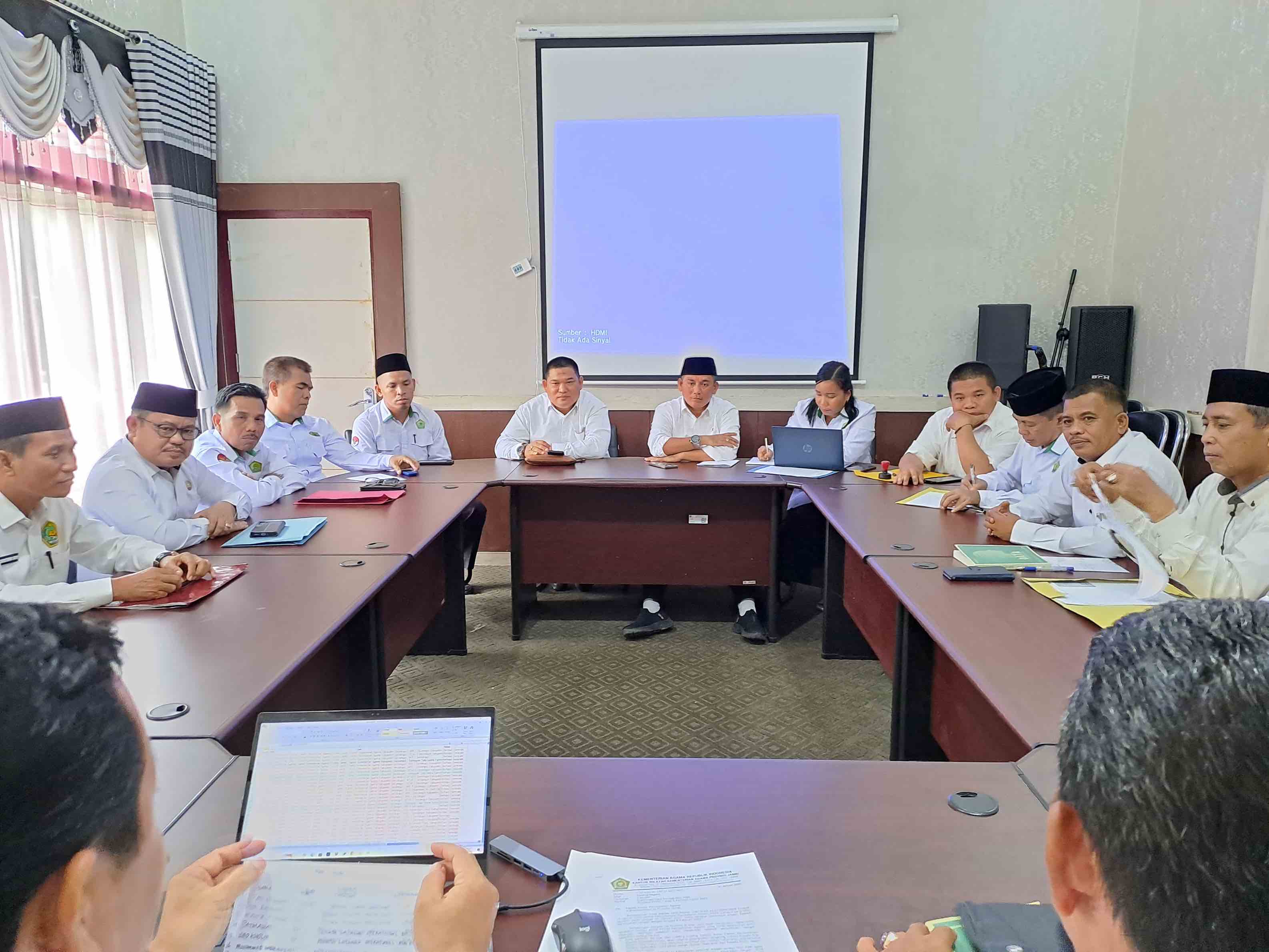 kepala Madrasah Tsanawiyah negeri 4 Sarolangun Mengikuti Rapat Di Kemenag Sarolangun