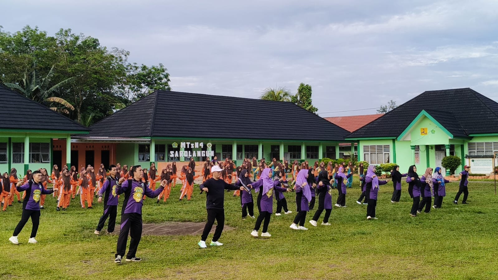 MTsN 4 SAROLANGUN MELAKSANAKAN SENAM PAGI BERSAMA INSTRUKTUR SENAM UNTUK KESEHATAN DAN MENINGKATKAN KONSENTRASI SISWA/SISWI