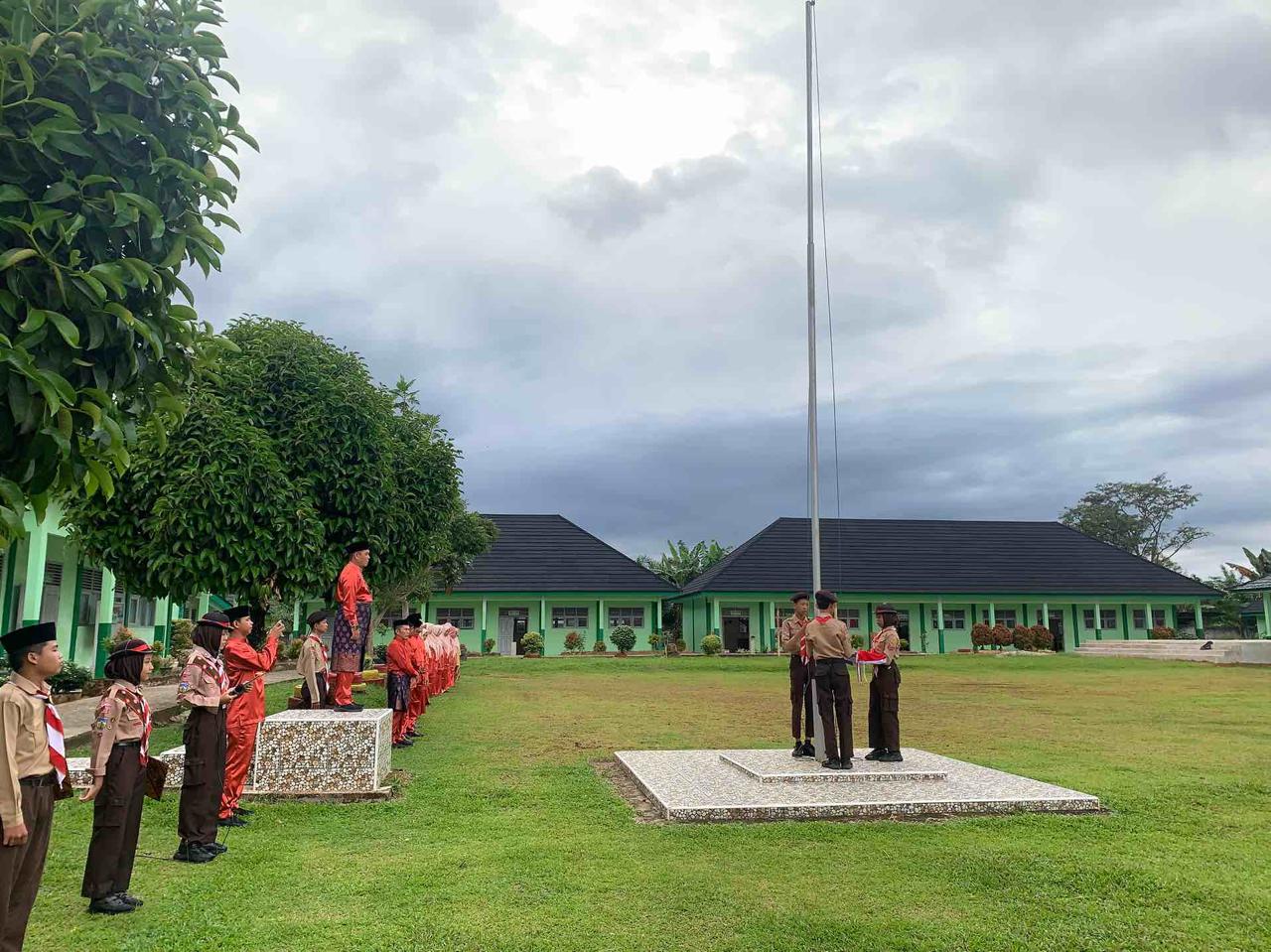 MTsN 4 Sarolangun Gelar Upacara Hardiknas 2025 