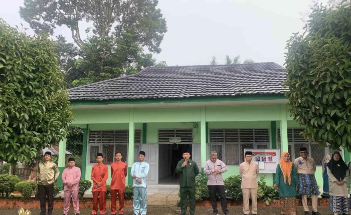 Penyerahan Piagam dan  Piala OMI serta Piagam Madrasah Bersih di Sarolangun
