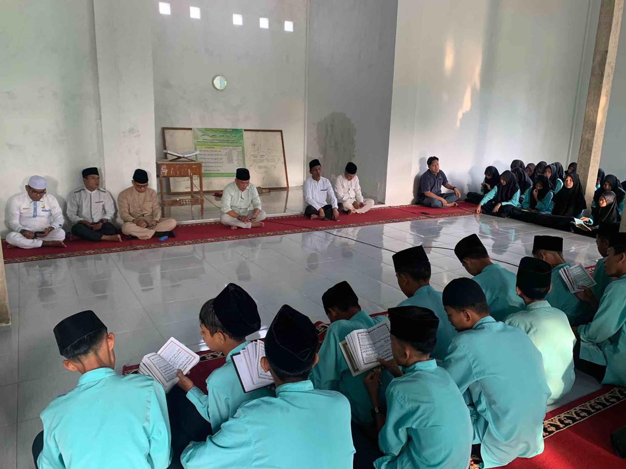 Yasinan Bersama Menjadi Rutinitas Pagi Jumâ€™at di MTs Negeri  4 Sarolangun