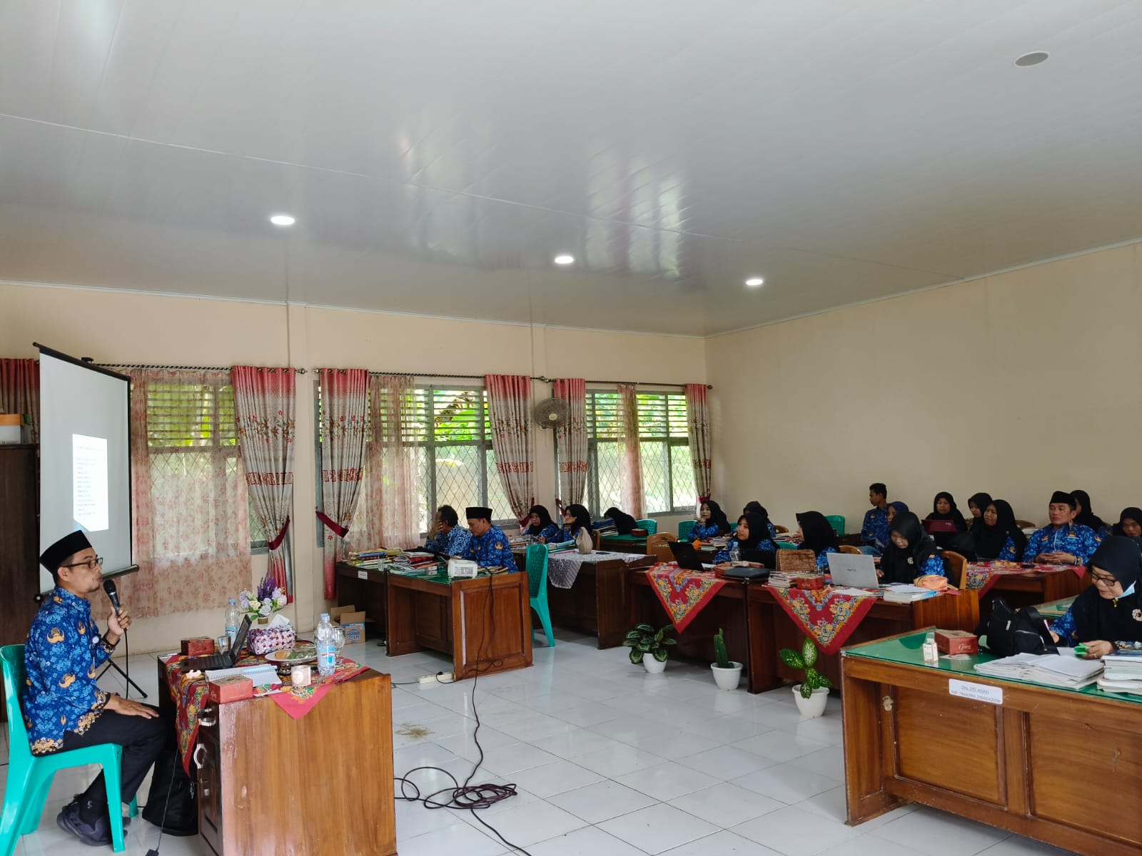 Menerima kunjungan Pengawas MTsN 4 Sarolangun dalam Rangka Workshop kisi -  kisi Soal Ujian Madrasah