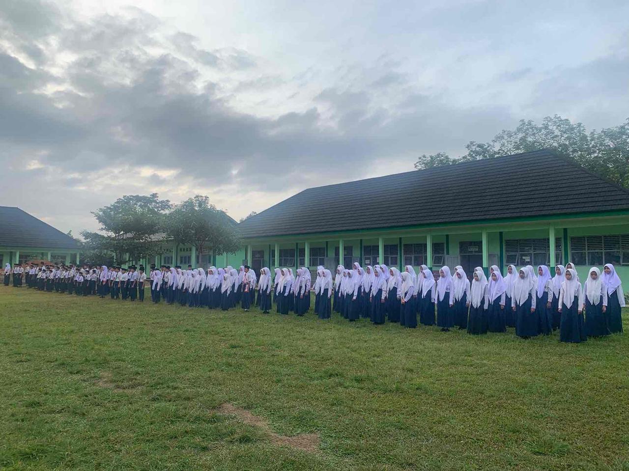 Upacara Bendera MTsN 4 Sarolangun â€œUpaya Mewujudkan lahirnya sikap dan kesadaran berbangsa dan bernegaraâ€