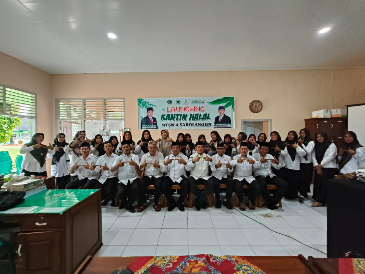 Hadir secara Daring d MTsN 4 Sarolangun, bersama Bapak Kasi PHU Kemenag Kab. Sarolangun Bapak H. Mat Ali Martado, M.Pd.I , Kepala MTsN 4 Sarolangun Bapak H. Muhammad Akhfaz, M.Pd.I dan seluruh Majlis Guru beserta STAF MTsN 4 Sarolangun