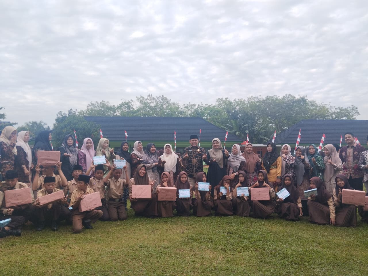 Pembagian Hadiah dalam rangka Memeriahkan 17 Agustus 