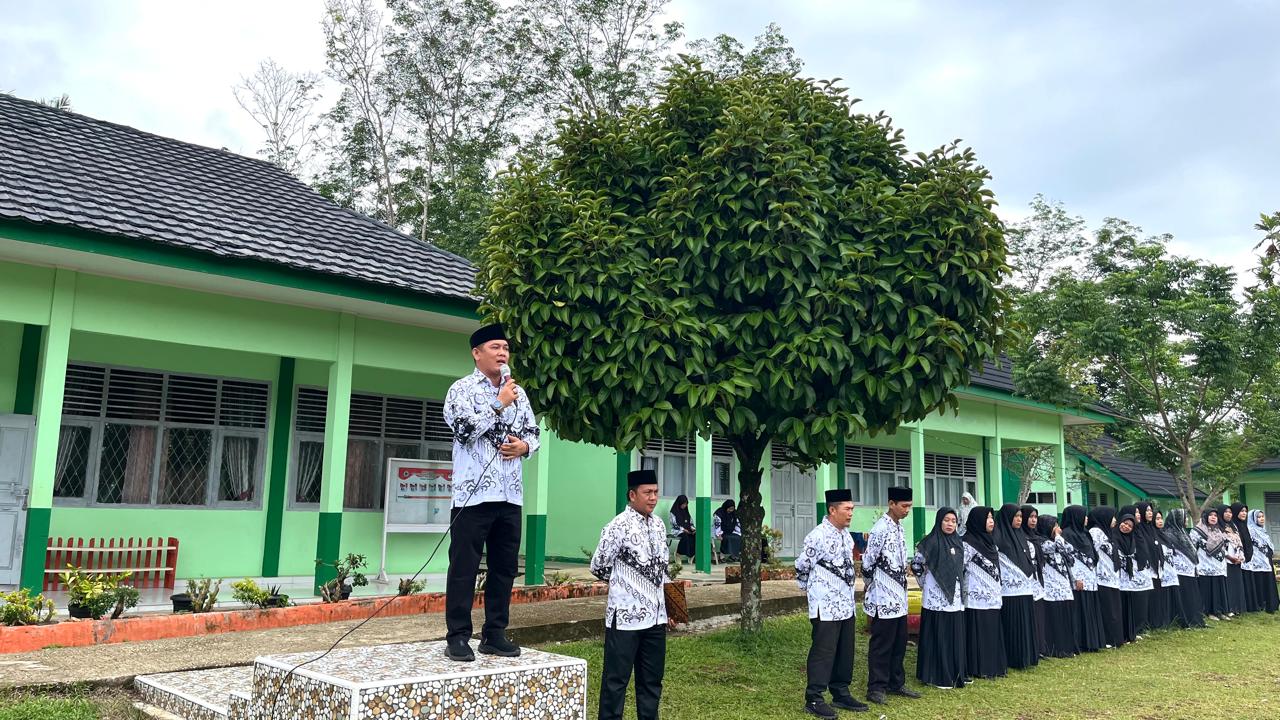Upacara Hari Guru Nasional 2024 di MTsN 4 Sarolangun â€œ Guru Berdaya, Indonesia Berjayaâ€